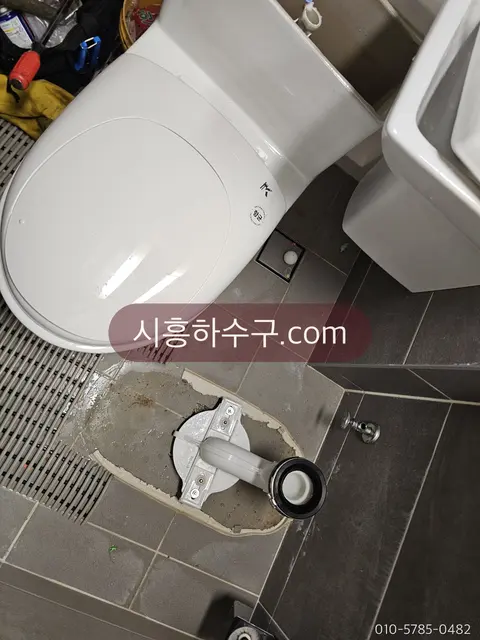 이물 제거를 위해 변기를 탈거한 상태