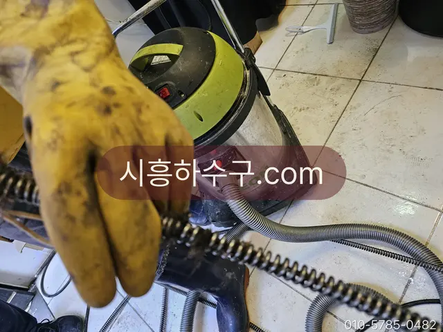 스프링 작업 중 막힌 위치를 기록하는 장면