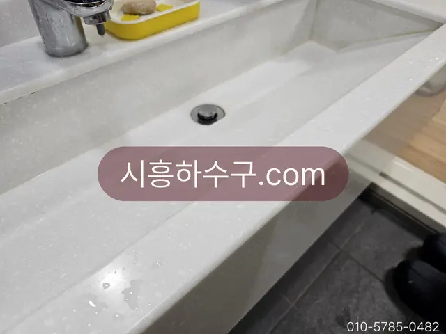 수압 확인 중인 세면대 수전