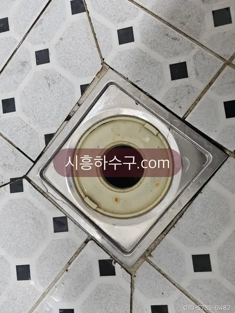 분해 청소를 위해 연 바닥 배수구(유가)