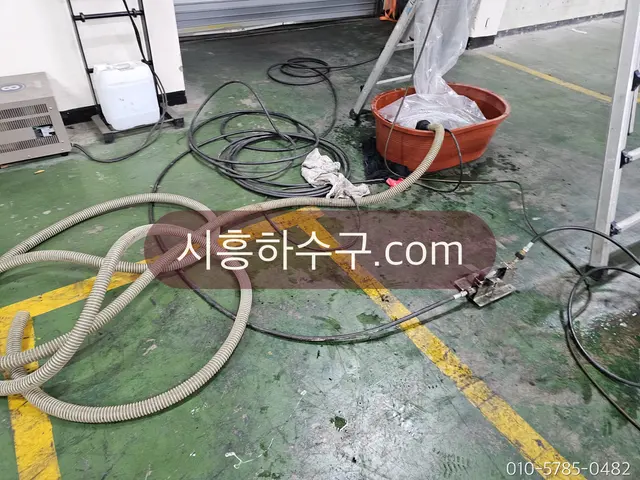 공장 바닥 배수 설비 세척 작업