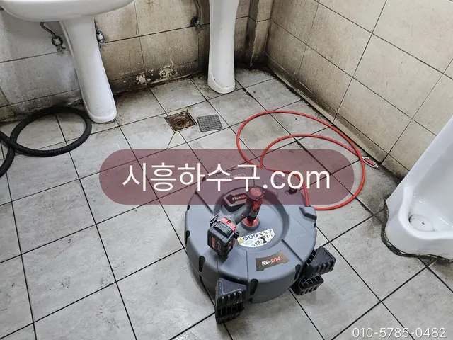 화장실 바닥 배수구 뚫기에 쓰는 관통 장비
