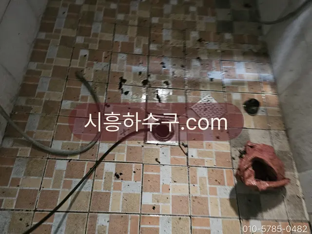 욕실 바닥 배수구에 스프링을 넣어 머리카락을 걷어낸 직후