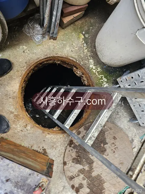 지하 소제구를 열고 입상관 라인에 장비를 넣는 진입 지점