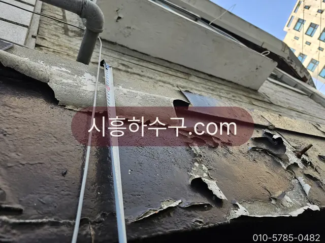 옥상 배수구 주변 방수층이 들뜬 옥상 바닥