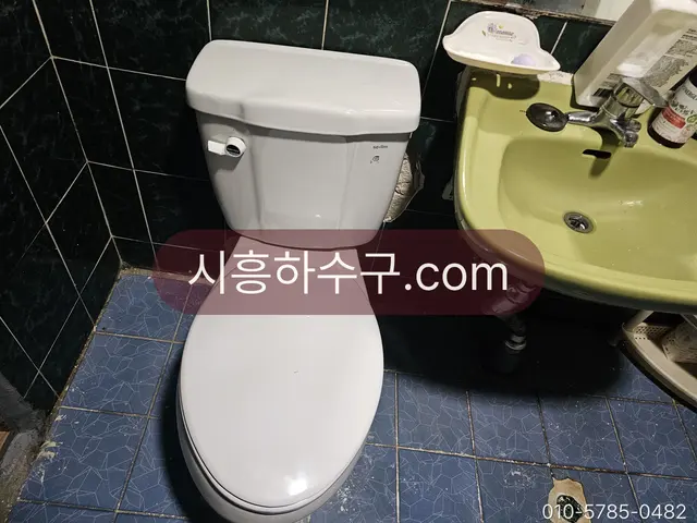 백시멘트 마감 직후 새로 앉힌 변기 하부