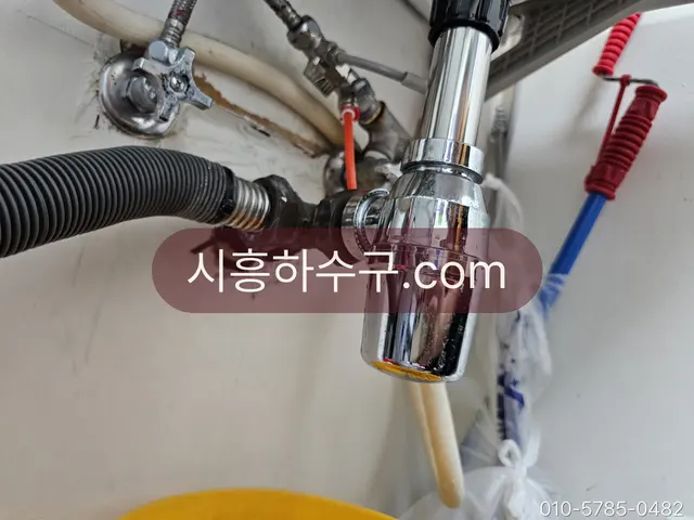 세면대 아래 P트랩과 팝업 배수관을 분해한 상태