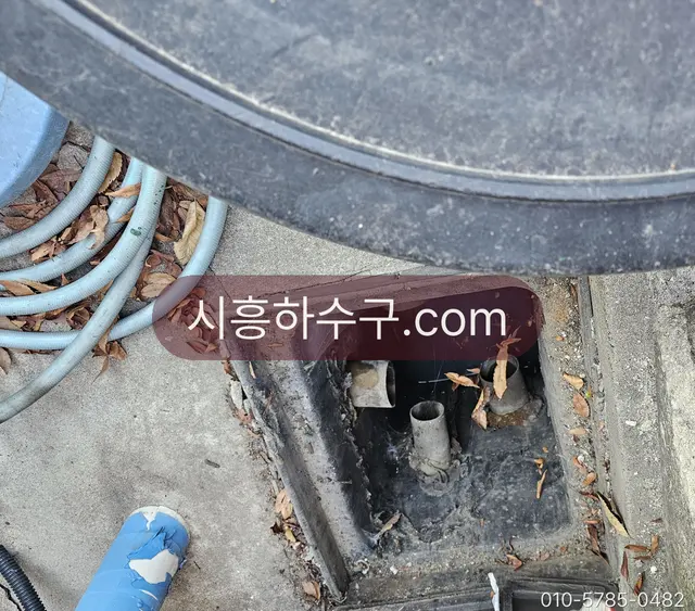문을 연 수도 계량기함과 계량기 밸브